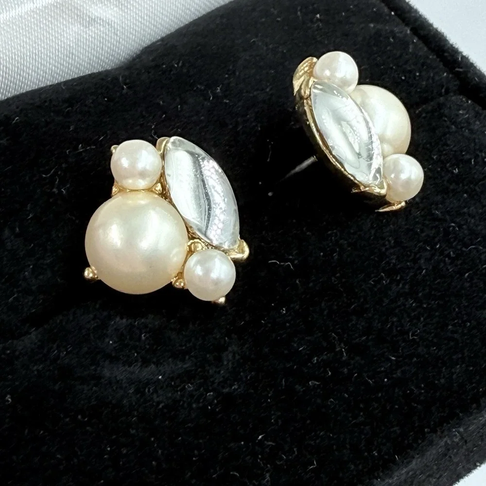 Signed Trifari Vintage Cluster Pearl Stud Earrings Pierced Gold‎ Tone Glam